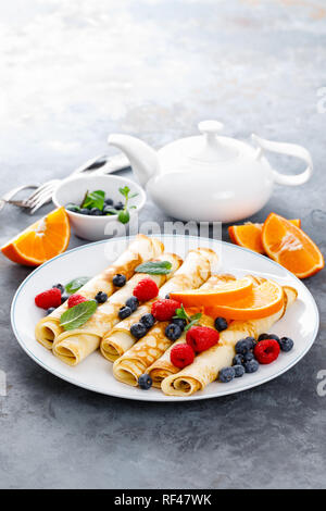 Crêpes sucrées avec de petits fruits frais, de crêpes aux bleuets et framboises avec pour le petit déjeuner Banque D'Images