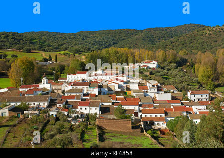 Vue panoramique de San Nicolas del Puerto. Le Parc Naturel de la Sierra Norte. Province de Séville. Région de l'Andalousie. L'Espagne. L'Europe Banque D'Images