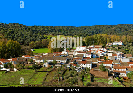 Vue panoramique de San Nicolas del Puerto. Le Parc Naturel de la Sierra Norte. Province de Séville. Région de l'Andalousie. L'Espagne. L'Europe Banque D'Images