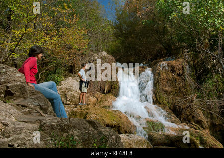 Rivière Hueznar cascades. Le Parc Naturel de la Sierra Norte. Province de Séville. Région de l'Andalousie. L'Espagne. L'Europe Banque D'Images