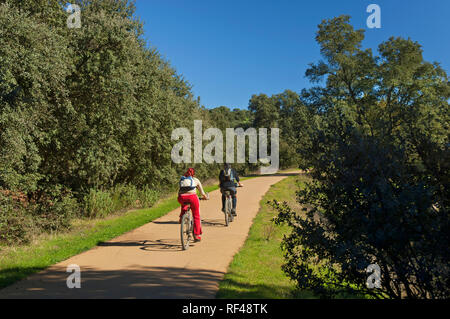 Le Parc Naturel de la Sierra Norte - Les cyclistes dans la Sierra Greenway. San Nicolas del Puerto. Province de Séville. Région de l'Andalousie. L'Espagne. L'Europe Banque D'Images