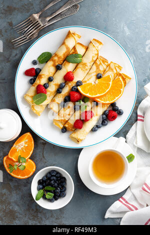 Crêpes sucrées avec de petits fruits frais, de crêpes aux bleuets et framboises avec le petit-déjeuner, vue d'en haut Banque D'Images