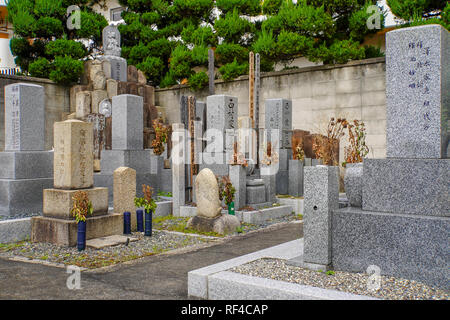 Pierres tombales dans le cimetière de Kyoto, Japon Banque D'Images