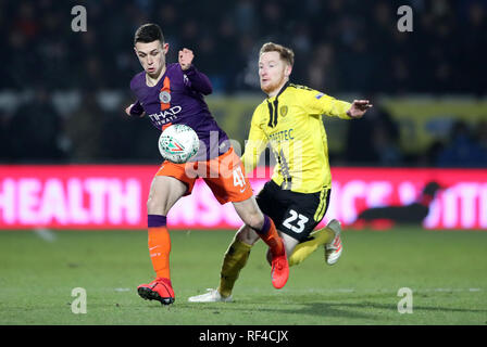 Manchester City's Phil Foden et Burton Stephen Quinn (à droite) bataille pour la balle durant la demi-finale de la Coupe du buffle, jambe deuxième match au stade de Pirelli, Burton. Banque D'Images