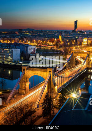 Vue de dessus sur Grunwaldzki pont sur l'Oder et la Sky Tower de nuit. Wroclaw, Silésie, Pologne Banque D'Images