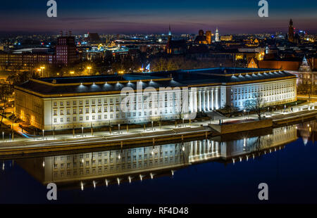 Vue de dessus sur le bureau du gouverneur de la Basse-Silésie et la rivière Odra dans la nuit. Wroclaw, Silésie, Pologne Banque D'Images