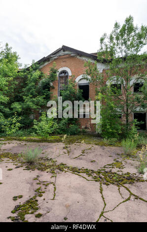 Vieille maison abandonnée. Maison sans locataires. Châssis vertical. Premier plan Banque D'Images