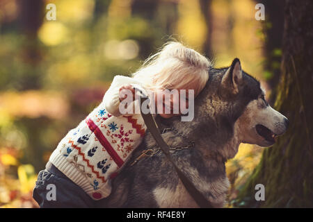 Happy little girl avec son chien husky Banque D'Images