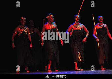 Maduma Women's Drumming Group Wagogo, tribu, la Tanzanie, l'Afrique, les femmes cultivent la danse traditionnelle et la musique à l'origine rituel effectué par les hommes. Banque D'Images