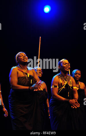 Maduma Women's Drumming Group Wagogo, tribu, la Tanzanie, l'Afrique, les femmes cultivent la danse traditionnelle et la musique à l'origine rituel effectué par les hommes. Banque D'Images