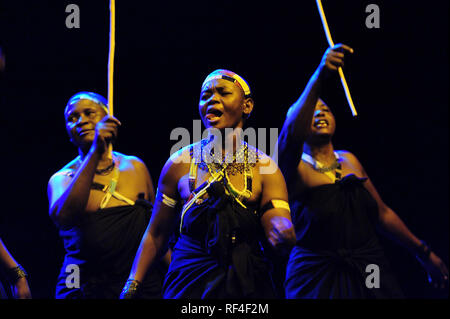 Maduma Women's Drumming Group Wagogo, tribu, la Tanzanie, l'Afrique, les femmes cultivent la danse traditionnelle et la musique à l'origine rituel effectué par les hommes. Banque D'Images