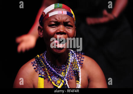 Maduma Women's Drumming Group Wagogo, tribu, la Tanzanie, l'Afrique, les femmes cultivent la danse traditionnelle et la musique à l'origine rituel effectué par les hommes. Banque D'Images