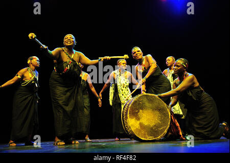 Maduma Women's Drumming Group Wagogo, tribu, la Tanzanie, l'Afrique, les femmes cultivent la danse traditionnelle et la musique à l'origine rituel effectué par les hommes. Banque D'Images