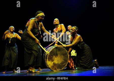 Maduma Women's Drumming Group Wagogo, tribu, la Tanzanie, l'Afrique, les femmes cultivent la danse traditionnelle et la musique à l'origine rituel effectué par les hommes. Banque D'Images