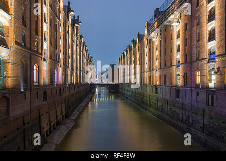 Speicherstadt, grand entrepôt de Hambourg, dans la nuit, Allemagne Banque D'Images