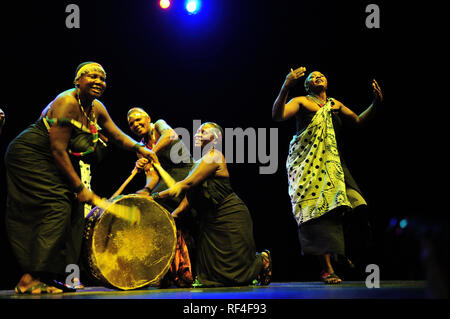 Maduma Women's Drumming Group Wagogo, tribu, la Tanzanie, l'Afrique, les femmes cultivent la danse traditionnelle et la musique à l'origine rituel effectué par les hommes. Banque D'Images