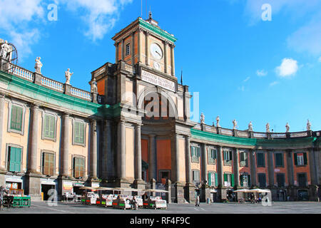 NAPLES, ITALIE - février 23, 2015 : Convitto Nazionale Vittorio Emanuele complexes historiques et religieux sur la place Dante dans le centre historique de Naples Banque D'Images