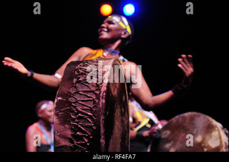 Maduma Women's Drumming Group Wagogo, tribu, la Tanzanie, l'Afrique, les femmes cultivent la danse traditionnelle et la musique à l'origine rituel effectué par les hommes. Banque D'Images