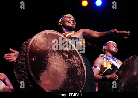 Maduma Women's Drumming Group Wagogo, tribu, la Tanzanie, l'Afrique, les femmes cultivent la danse traditionnelle et la musique à l'origine rituel effectué par les hommes. Banque D'Images