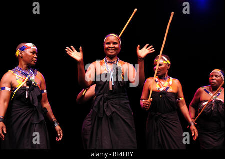 Maduma Women's Drumming Group Wagogo, tribu, la Tanzanie, l'Afrique, les femmes cultivent la danse traditionnelle et la musique à l'origine rituel effectué par les hommes. Banque D'Images