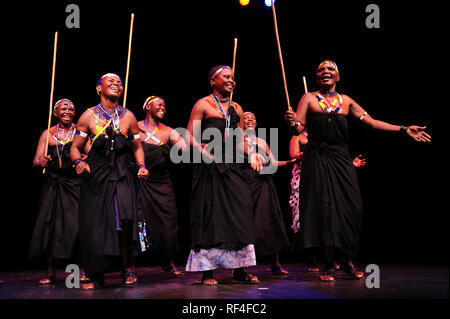 Maduma Women's Drumming Group Wagogo, tribu, la Tanzanie, l'Afrique, les femmes cultivent la danse traditionnelle et la musique à l'origine rituel effectué par les hommes. Banque D'Images