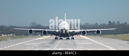 De l'aéroport Gatwick de Londres, Angleterre, Royaume Uni - 09 décembre 2018 : sur l'avant droit vers le bas sur la piste d'un Airbus A380 d'Emirates Airline de même qu'il prend son envol Banque D'Images