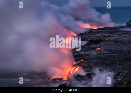 À partir de la lave de Pu'u O'o éruption pénétré dans l'océan ; Hawaii Volcanoes National Park, Île d'Hawaï. Banque D'Images