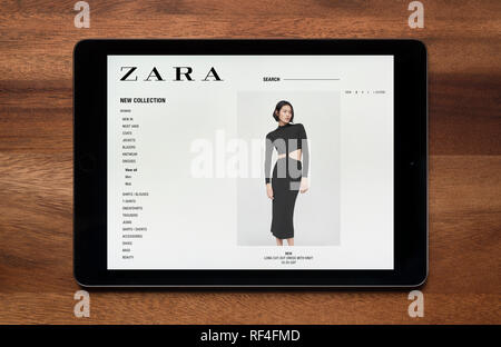 Le site de Zara est vu sur un iPad tablet, qui repose sur une table en bois (usage éditorial uniquement). Banque D'Images