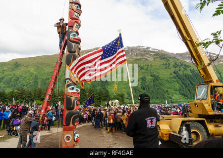 Une foule de personnes des Tlingits, Tsimshian et Haïda traditionnel des tribus se sont réunis pour un Native American Indian totem sensibilisation, Juneau, Alaska Banque D'Images
