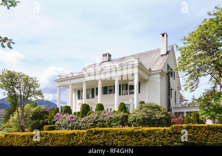 Façade Sud et les jardins de l'extérieur de l'état de l'Alaska Governor's Mansion, Juneau, Alaska, United States Banque D'Images