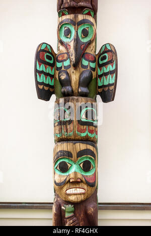 Un traditionnel autochtone de la côte du nord-américains indiens Tlingit totem en dehors de l'état de l'Alaska Governor's Mansion dans Juneau, Alaska, United States Banque D'Images