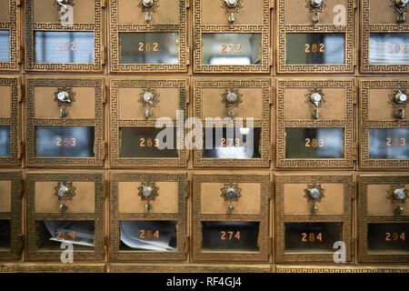 Une boîte postale d'un bureau de poste qui utilise une combinaison de déverrouiller la boîte postale. Banque D'Images