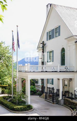 L'extérieur de l'état de l'Alaska Governor's Mansion, Juneau, Alaska avec des États-Unis et de l'état de l'Alaska et drapeaux totem traditionnel. Banque D'Images