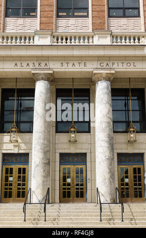 Portes d'entrée à l'extérieur de l'Alaska State Capitol building avec des colonnes de marbre, Juneau, Alaska, United States Banque D'Images