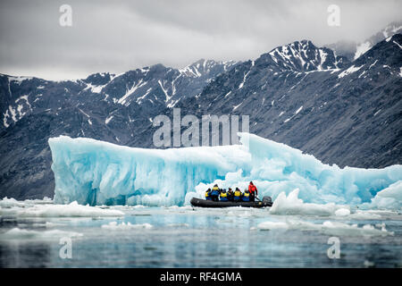 LONGYEARBYEN, Svalbard — les icebergs et les glaciers près de Longyearbyen, dans l'archipel arctique de Svalbard. Ces structures glacées époustouflantes incarnent non seulement la beauté sauvage de l'Arctique, mais servent également d'indicateurs cruciaux du changement climatique, de leurs changements et de leurs fondus révélant des informations clés sur les tendances du réchauffement climatique. Banque D'Images