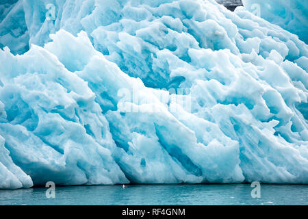 LONGYEARBYEN, Svalbard — les icebergs et les glaciers près de Longyearbyen, dans l'archipel arctique de Svalbard. Ces structures glacées époustouflantes incarnent non seulement la beauté sauvage de l'Arctique, mais servent également d'indicateurs cruciaux du changement climatique, de leurs changements et de leurs fondus révélant des informations clés sur les tendances du réchauffement climatique. Banque D'Images