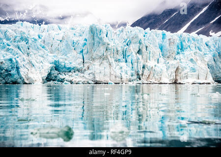 LONGYEARBYEN, Svalbard — les icebergs et les glaciers près de Longyearbyen, dans l'archipel arctique de Svalbard. Ces structures glacées époustouflantes incarnent non seulement la beauté sauvage de l'Arctique, mais servent également d'indicateurs cruciaux du changement climatique, de leurs changements et de leurs fondus révélant des informations clés sur les tendances du réchauffement climatique. Banque D'Images