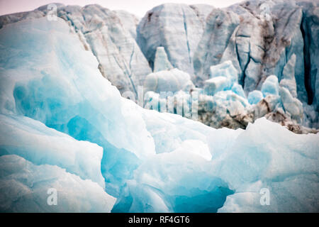 LONGYEARBYEN, Svalbard — les icebergs et les glaciers près de Longyearbyen, dans l'archipel arctique de Svalbard. Ces structures glacées époustouflantes incarnent non seulement la beauté sauvage de l'Arctique, mais servent également d'indicateurs cruciaux du changement climatique, de leurs changements et de leurs fondus révélant des informations clés sur les tendances du réchauffement climatique. Banque D'Images