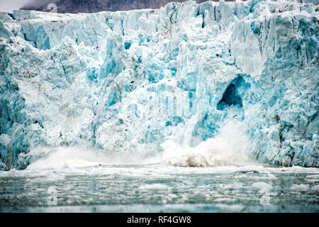 LONGYEARBYEN, Svalbard — les icebergs et les glaciers près de Longyearbyen, dans l'archipel arctique de Svalbard. Ces structures glacées époustouflantes incarnent non seulement la beauté sauvage de l'Arctique, mais servent également d'indicateurs cruciaux du changement climatique, de leurs changements et de leurs fondus révélant des informations clés sur les tendances du réchauffement climatique. Banque D'Images