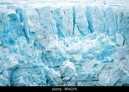 LONGYEARBYEN, Svalbard — les icebergs et les glaciers près de Longyearbyen, dans l'archipel arctique de Svalbard. Ces structures glacées époustouflantes incarnent non seulement la beauté sauvage de l'Arctique, mais servent également d'indicateurs cruciaux du changement climatique, de leurs changements et de leurs fondus révélant des informations clés sur les tendances du réchauffement climatique. Banque D'Images