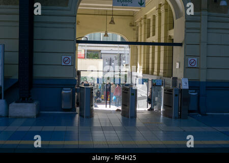 Prendre un métro à Athènes est un moyen pratique et peu coûteux de se déplacer dans la ville. Banque D'Images