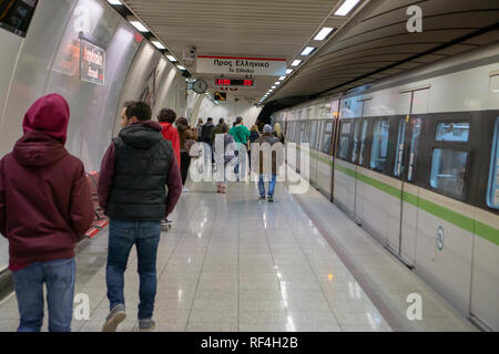 Prendre un métro à Athènes est un moyen pratique et peu coûteux de se déplacer dans la ville. Banque D'Images