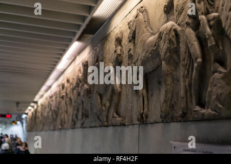 Prendre un métro à Athènes est un moyen pratique et peu coûteux de se déplacer dans la ville. Banque D'Images