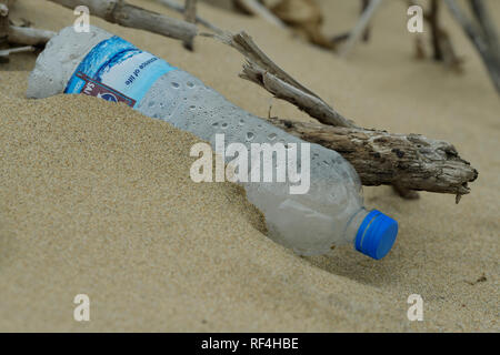 La pollution en plastique, close-up, détail, l'emballage, bouteille d'eau PET vide unique échoués sur plage, à Durban, le KwaZulu-Natal, Afrique du Sud Banque D'Images