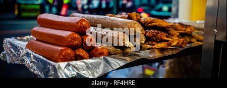 Brochettes de saucisses et quelques assis sur un papier aluminium à un poste à New York. Banque D'Images