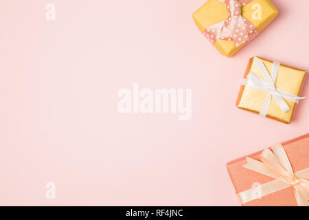 Coffrets cadeaux sur fond rose Banque D'Images