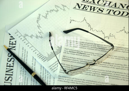 Lunettes de lecture et un stylo sont sur les médias d'information. Close up shot. Banque D'Images