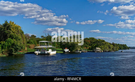 Croisière touristique en attente de passagers des bateaux sur le fleuve Zambèze, le Parc National de Chobe, au Botswana. Banque D'Images