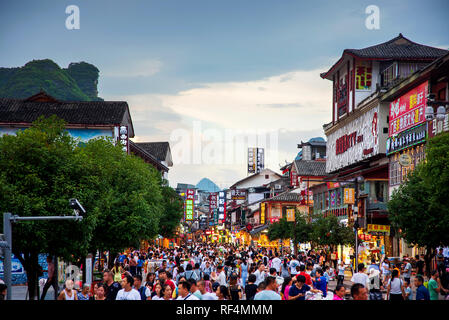 Hangzhou, Chine - 27 juillet 2018 : la rue bondée d'une populaire ville de voyage près de Yangshuo Guilin dans le Guangxi, province de Chine Banque D'Images