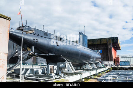 Vue d'un sous-marin exposé sur le rivage à la précédente guerre mondiale 2 base de sous-marins allemands de Lorient, Bretagne France Banque D'Images